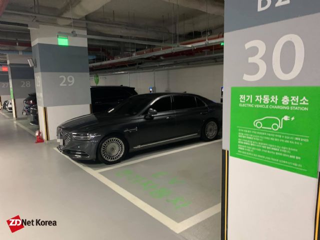 서울 용산 드래곤시티 지하 2층 주차장에는 위반 행위 과태료 부과 내용이 담긴 '전기차 충전소' 문구가 있지만, 일반차 주차가 계속 진행되고 있다. (사진=지디넷코리아)