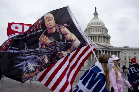 영화 캐릭터 '람보' 이미지와 합성한 트럼프 대통령 깃발을 들고 시위에 나선 지지자. / 사진=연합뉴스