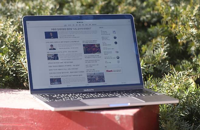 5일 오전 야외에서 사용해본 맥북 프로. 직사광선 아래에서도 화면을 보는데 무리가 없었다. / 장련성 기자