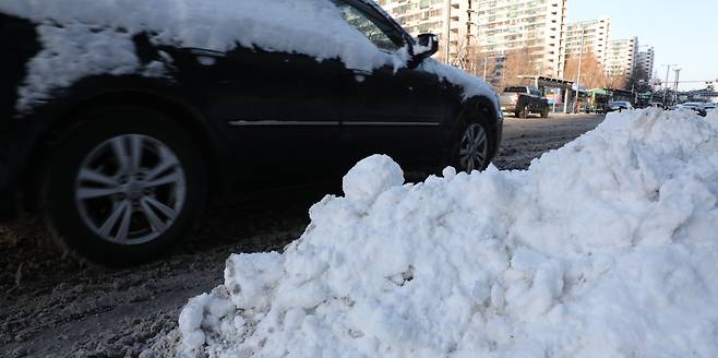 7일 오전 서울 시내 도로에 눈이 쌓여 있다./연합뉴스