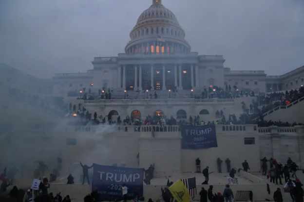 도널드 트럼프 미국 대통령 지지자들이 6일 상·하원 합동회의가 열리고 있는 연방의사당에서 폭력 시위를 벌이고 있다. /로이터 연합뉴스