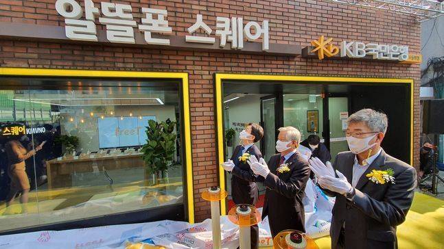 장석영 과학기술정보통신부 제2차관(왼쪽)이 지난해 10월 27일 오전 서울 종로구 서대문역 인근에서 열린 ‘알뜰폰 스퀘어 개소식’에 참석해 제막식을 하고 있다.(자료사진)ⓒ데일리안 김은경 기자