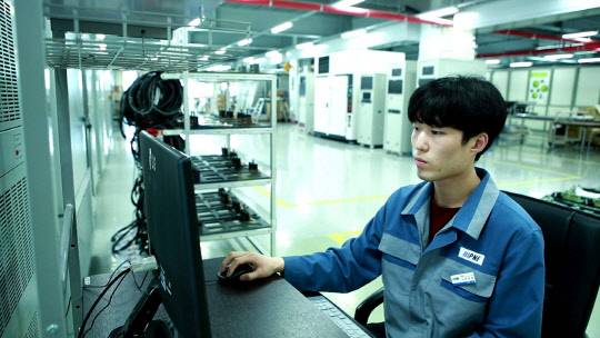 피앤이솔루션 직원이 이차전지 장비 성능을 점검하고 있다. 피앤이솔루션 제공