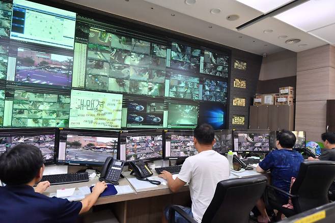 서울 관악구청 U-관악 통합관제센터에서 관제사들이 관내에 설치된 CCTV 영상을 모니터링하며 범죄발생을 대비하고 있다. 박지호기자 jihopress@etnews.com