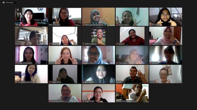 한국어 현지 교원 양성 과정에 참가한 인도네시아인들과 한국인 교사. 인도네시아 거점 세종학당 제공