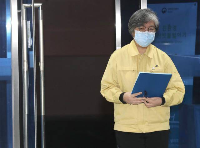 정은경 질병관리청장이 지난달 31일 충북 질병관리청에서 모더나와 코로나19 백신 4,000만 회분의 선구매 계약 체결 완료 발표를 위해 브리핑실로 향하고 있다. 뉴시스