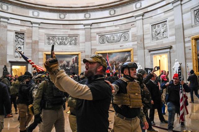 도널드 트럼프 지지 시위대가 6일(현지시간) 미국 수도 워싱턴 D.C의 국회의사당 내부로 침입해 사진을 찍고 있다. 워싱턴=AFP 연합뉴스