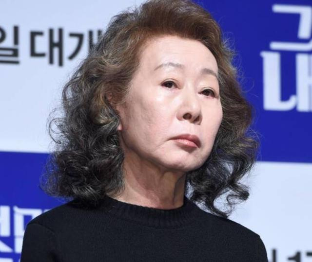 윤여정이 미국 영화 협회와 시상식 연기상 7관왕에 등극했다. 한국일보 DB