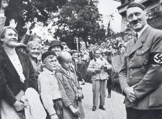 아돌프 히틀러와 그를 연호하는 독일 국민 [중앙포토]