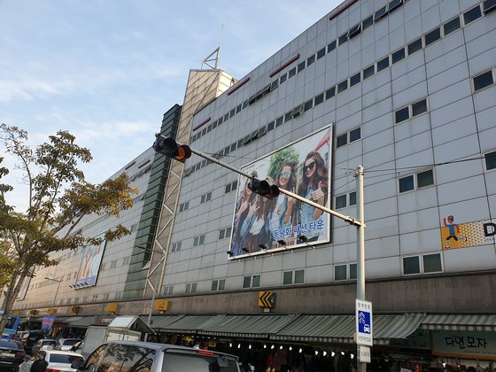 서울 동대문 의류 도매상들이 새해를 맞아 온라인을 통해 세계 소매상을 상대로 시장을 넓힐 꿈에 부풀어 있다.