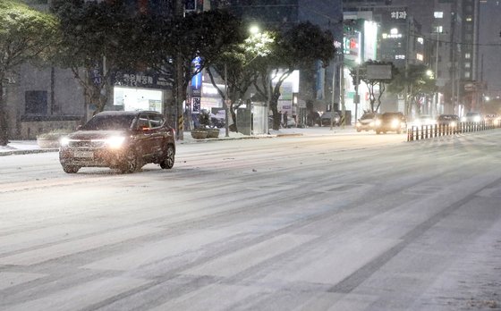 7일 저녁 제주도 전역에 대설특보와 강풍특보가 발효 중인 가운데 퇴근길 눈이 쌓인 도로 위로 차량들이 서행하고 있다.뉴스1