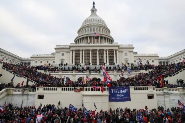 도널드 트럼프 미국 대통령을 지지하는 시위대가 6일(현지시간) 미국 워싱턴DC 의회의사당을 점령한 모습/사진=로이터
