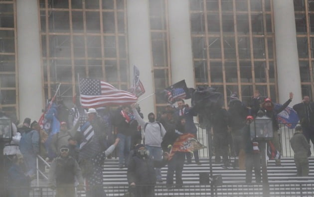 미국 의회의사당 앞에 최루탄 연기가 자욱하다. [사진=로이터 연합뉴스]