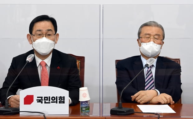 (왼쪽부터) 주호영 국민의힘 원내대표와 김종인 비대위원장. 사진=뉴스1