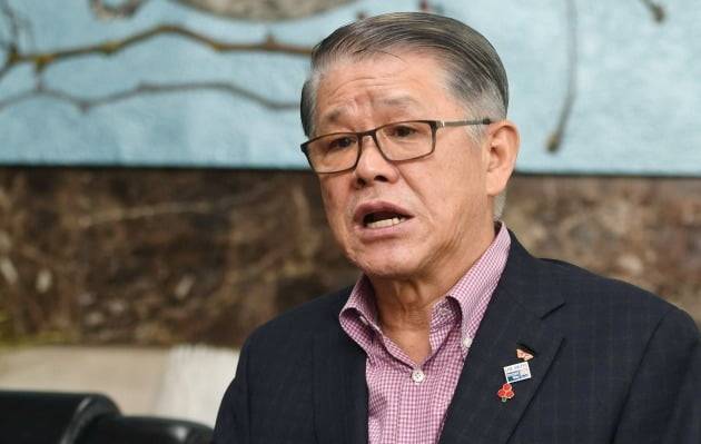 최신원 SK네트웍스 회장이 7일 검찰 소환 조사를 받았다. /사진=한경DB