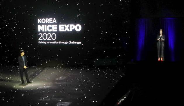 문화체육관광부와 한국관광공사, 한국마이스협회가 마이스업계 디지털 역량 강화를 위해 '미팅 테크놀로지 컨설팅 지원사업' 참여기업을 이달 29일까지 선착순 모집한다. 사진은 지난해 11월 인천 송도컨벤시아에서 온오프라인을 결합한 하이브리드 형태로 열린 '코리아 마이스 엑스포'에서 사회자가 미팅 테크놀로지(회의기술) 중 하나인 홀로그램을 이용해 해외 연사와 대화를 나누는 모습 / 한경DB
