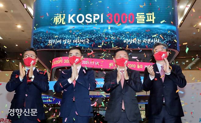 증시 ‘새 역사’ 정일문 한국투자증권 대표이사, 손병두 한국거래소 이사장, 나재철 금융투자협회장, 박현철 부국증권 대표이사(왼쪽부터)가 7일 장 종료 후 서울 여의도 한국거래소에서 종가 기준으로 코스피가 3000선을 돌파한 것을 축하하고 있다. 권도현 기자 lightroad@kyunghyang.com