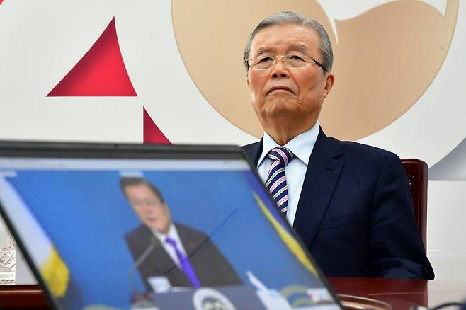 People Power Party leader Kim Chong-in joins a New Year’s meeting with President Moon Jae-in through a video link at the National Assembly in Seoul on Thursday. (Yonhap)