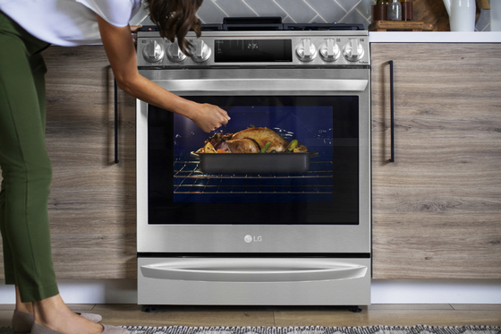 LG Electronics' new oven with sous vide cooking mode. [LG ELECTRONICS]