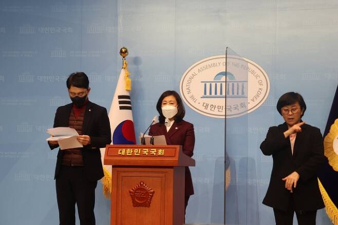 ▲김병욱 의원이 지난 5일 국회에서 정인양 관련 사건에 관해 기자회견을 하고 있는 모습. 사진=연합뉴스