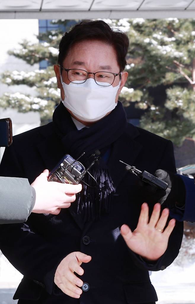 ▲ 박범계 법무부 장관 후보자가 7일 오후 인사청문회 준비사무실이 마련된 서초구 서울고등검찰청에 도착해 취재진의 질문을 받고 있다. /제공=