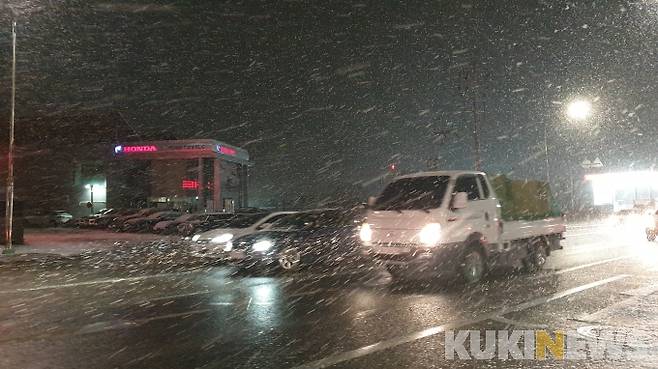 ▲ 북극발 강추위가 찾아온 6일 오후 경기 고양시 일산대교 인근에 함박눈이 내리고 있다. 사진=박효상 기자