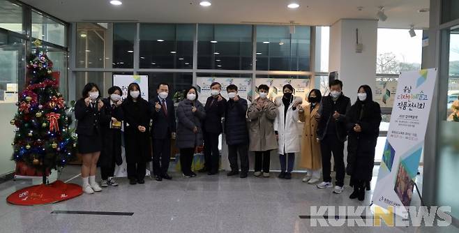 작품을 전시한 충남디자인예술고 2학년 학생들과 김지철 교육감이 기념촬영을 하는 모습.