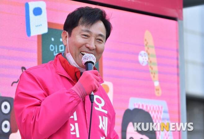 ▲21대 총선 당시 서울 광진구을 후보로 나선 오세훈 전 서울시장이 4월 8일 오후 서울 구의동 자양사거리에서 선거유세를 하고 있다. 사진=박태현 기자
