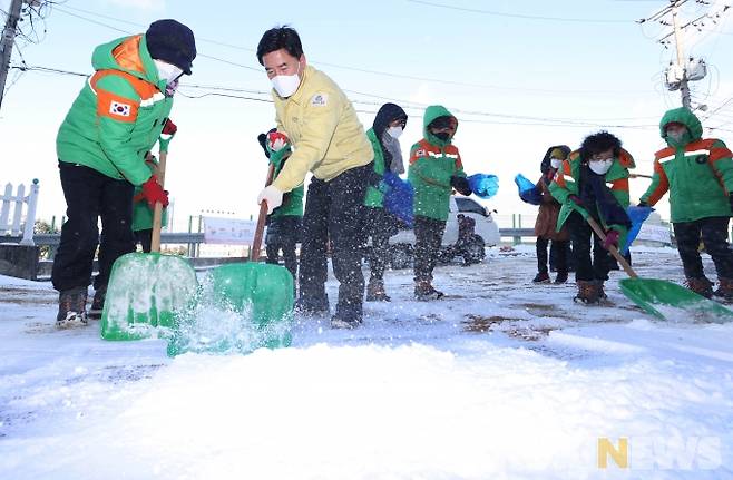 황인호 대전 동구청장(맨앞 왼쪽 두 번째)이 제설작업을 펼치고 있다.