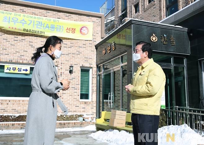 장종태 대전 서구청장은 최근 전국적으로 노인복지시설에서 코로나19 집단감염이 발생하고 있어 이에 대비하기 위해 한솔요양원을 방문해 코로나19 방역 상황을 점검하고 관계자를 격려했다.