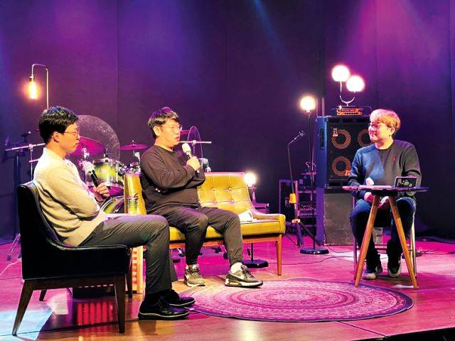 최은택 연세대 겸임교수, 이창희 위러브 총괄디렉터, 백종범 수상한거리 대표(왼쪽부터)가 지난 4일 온라인으로 진행한 ‘2021 트렌드 기독교 문화’에서 대화를 나누고 있다. 유튜브 캡처