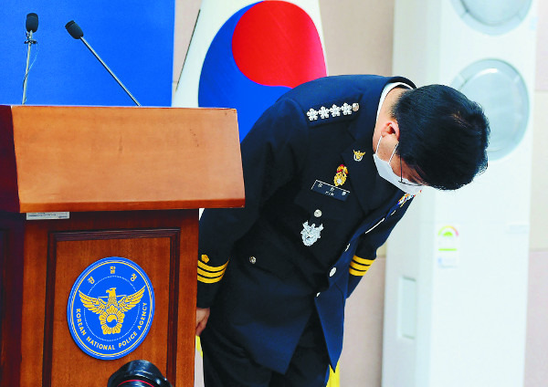 김창룡 경찰청장이 6일 서울 서대문구 경찰청에서 ‘정인이 학대 사망사건’과 관련해 대국민 사과문을 발표한 뒤 고개를 숙이고 있다. 김 청장은 이날 “학대 피해를 당한 어린 아이의 생명을 보호하지 못한 점에 대해 깊은 사죄의 말씀을 드린다”고 사과했다. 하지만 세 차례 학대 의심 신고에도 경찰이 비극을 막지 못했다는 비판 목소리는 이어지고 있다. 연합뉴스