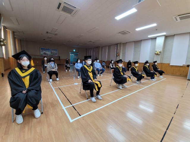 충북 청주의 강내초등학교가 6일 참석 인원을 최소한 상태에서 제91회 졸업식을 진행했다. 강내초등학교 제공