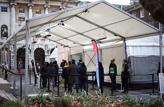 런던의 코로나19 백신센터 앞에 줄 선 영국인들. 로이터연합뉴스