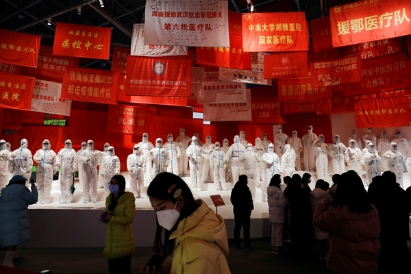 중국 후베이성 우한에서 지난해 12월 31일 관람객들이 '우한 팔러 컨벤션 센터'에 들어선 코로나19 전시관을 둘러보고 있다. 중국 당국은 철저한 방역을 극찬하며 코로나19 1주년을 기념하고 있다. 로이터 연합뉴스