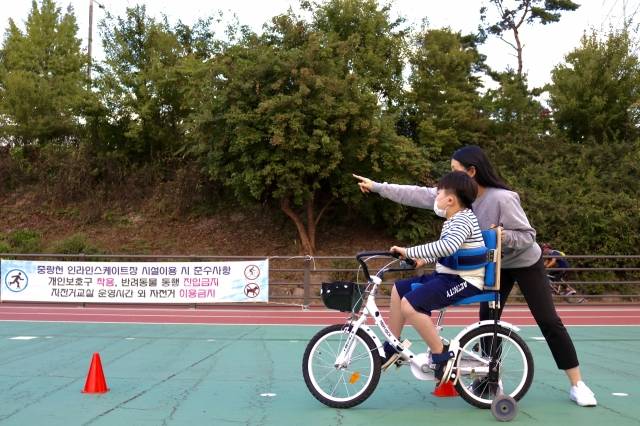 「2020년 보조기기 사진·UCC 공모전」 국립재활원장상 수상작 <더불어 나아가는 희망의 첫 시작>. 서울시동북보조기기센터 제공