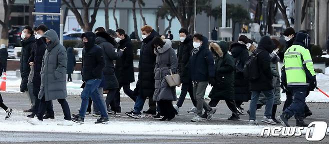 (서울=뉴스1) 박지혜 기자 = 최저 영하 20도에 이르는 강추위가 몰아친 7일 오전 서울 광화문네거리 인근에서 밤사이 내린 눈으로 얼어붙은 길을 따라 시민들이 출근하고 있다. 2021.1.7/뉴스1