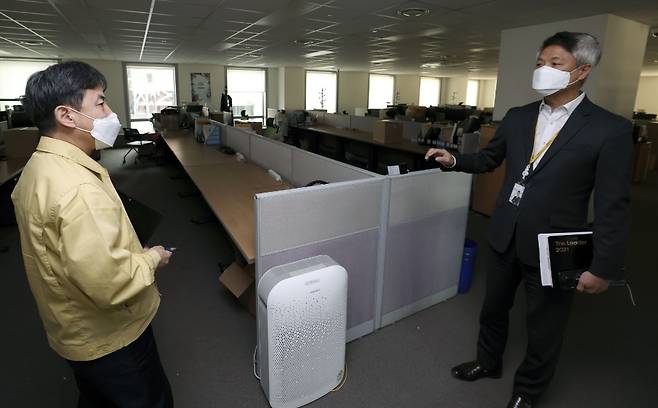 김정배 문화체육관광부 제2차관이 7일 서울 중구 노랑풍선 본사를 방문해 비어있는 사무실을 둘러보고 있다. /사진=문체부