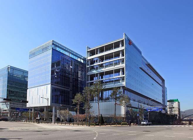 SK케미칼은 인공지능(AI) 전문업체 스탠다임과 공동연구를 통해 류머티즘 관절염 치료 물질을 발굴해 특허를 출원했다. SK케미칼 전경./사진=SK케미칼