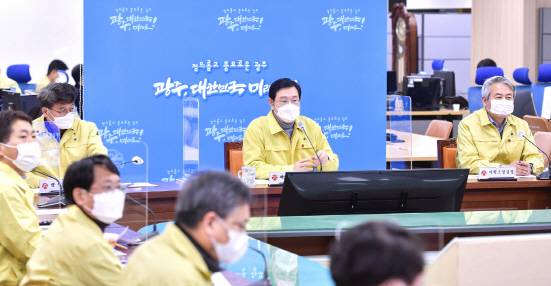 이용섭 광주광역시장이 7일 오후 시청 충무시설에서 열린 폭설·한파 대비 긴급 비상대책회의에 참석해 회의를 주재하고 있다./사진=광주광역시