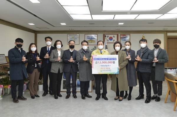 포천시 영진산업㈜, 포천시교육재단에 장학기금 기부. / 사진제공=포천시