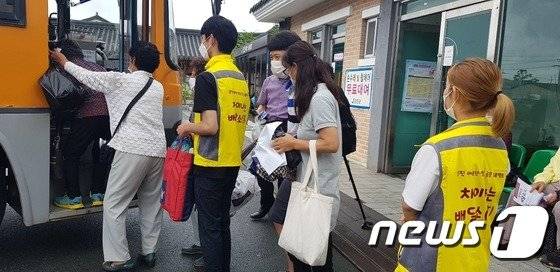 강진군이 읍장을 찾은 노인들을 대상으로 장보기 대행 등을 해주는 '차이나는 서비스' 사업 모습/뉴스1