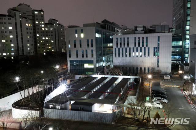 [서울=뉴시스]김선웅 기자 = 18시 기준 689명의 신규 코로나19 확진자(29일 0시 기준 1046명)가 발생한 29일 저녁 서울 중랑구 서울의료원에 설치된 컨테이너식 임시병상이 불을 밝히고 있다. 2020.12.29. mangusta@newsis.com