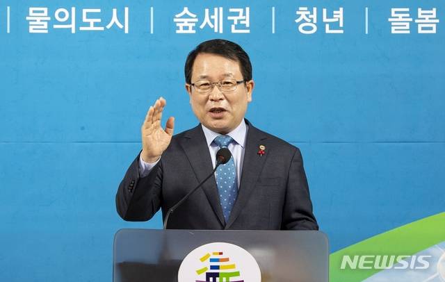 [익산=뉴시스] 강명수 기자 =정헌율 전북 익산시장이 7일 비대면 기자회견을 갖고 청년과 돌봄 정책을 중심으로 한 ‘살맛나는, 다이로움 익산’ 조성을 위한 방안을 설명하고 있다. (사진 =익산시 제공) 2021.01.07. photo@newsis.com