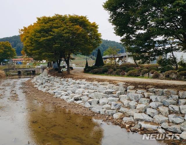 [청주=뉴시스]우리마을 뉴딜사업으로 추진한 청주의 한 소하천 정비 후 모습. (사진=충북도 제공) photo@newsis.com