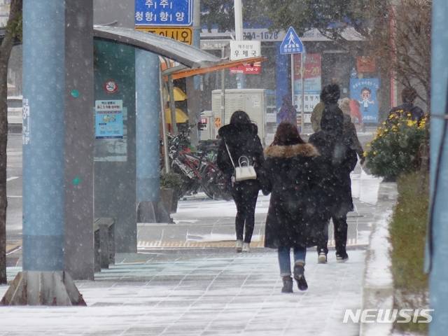 [제주=뉴시스]강경태 기자 = 제주도 전역에 대설주의보가 내려진 7일 오전 제주시 이도2동 제주시청 인근 도로에서 시민들이 두꺼운 옷차림으로 발걸음을 재촉하고 있다. 2021.01.07. ktk2807@newsis.com