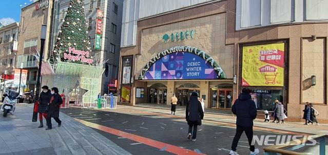 [대구=뉴시스]이은혜 기자 = 전국적으로 한파가 들이닥친 7일 오후 대구 중구 동성로 대구백화점 앞 광장이 한산한 모습을 보이고 있다. 2020.01.07. ehl@newsis.com