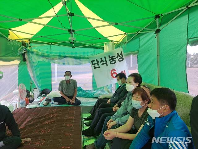 [여수=뉴시스] 김석훈 기자 = 전남 여수시 돌산읍이장단협의회와 돌산읍 6개 사회단체가 7일 여수해상케이블카 돌산공원 탑승장 입구에서 여수해상케이블카가 여수시와 협약한 공익기금 3%의 납부 이행을 촉구하면서 천막 농성을 벌이고 있다. 2020.10.07. photo@newsis.com