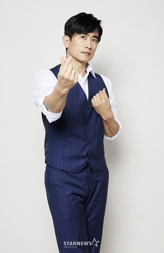 Actor Cha In-pyo, starring in the film Cha In-pyo (director Kim Dong-Kyu), poses for the Online Round Interview, which took place on Friday morning, /Photo-providing = Netflix