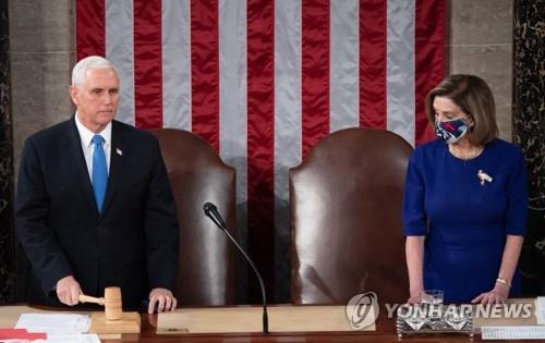 마이크 펜스 미국 부통령(왼쪽)과 낸시 펠로시 하원의장 [EPA=연합뉴스]